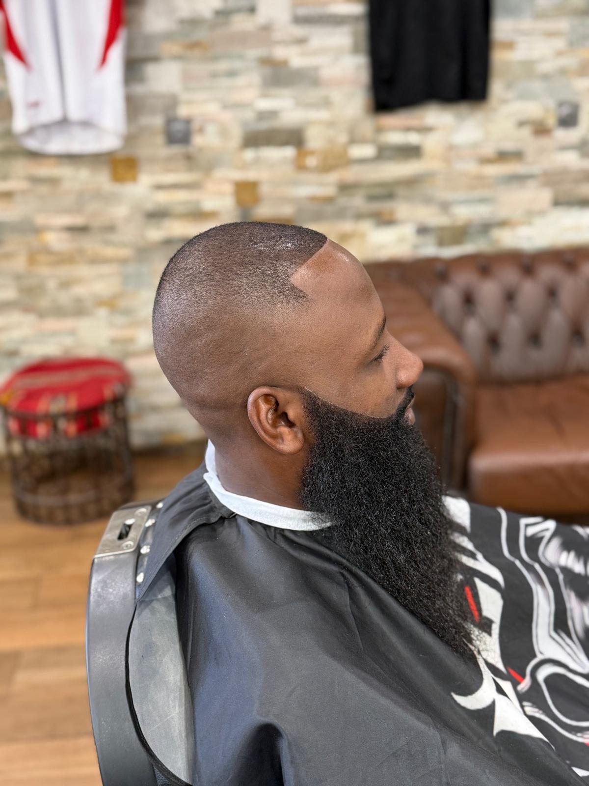 Coupe courte avec barbe longue structurée
