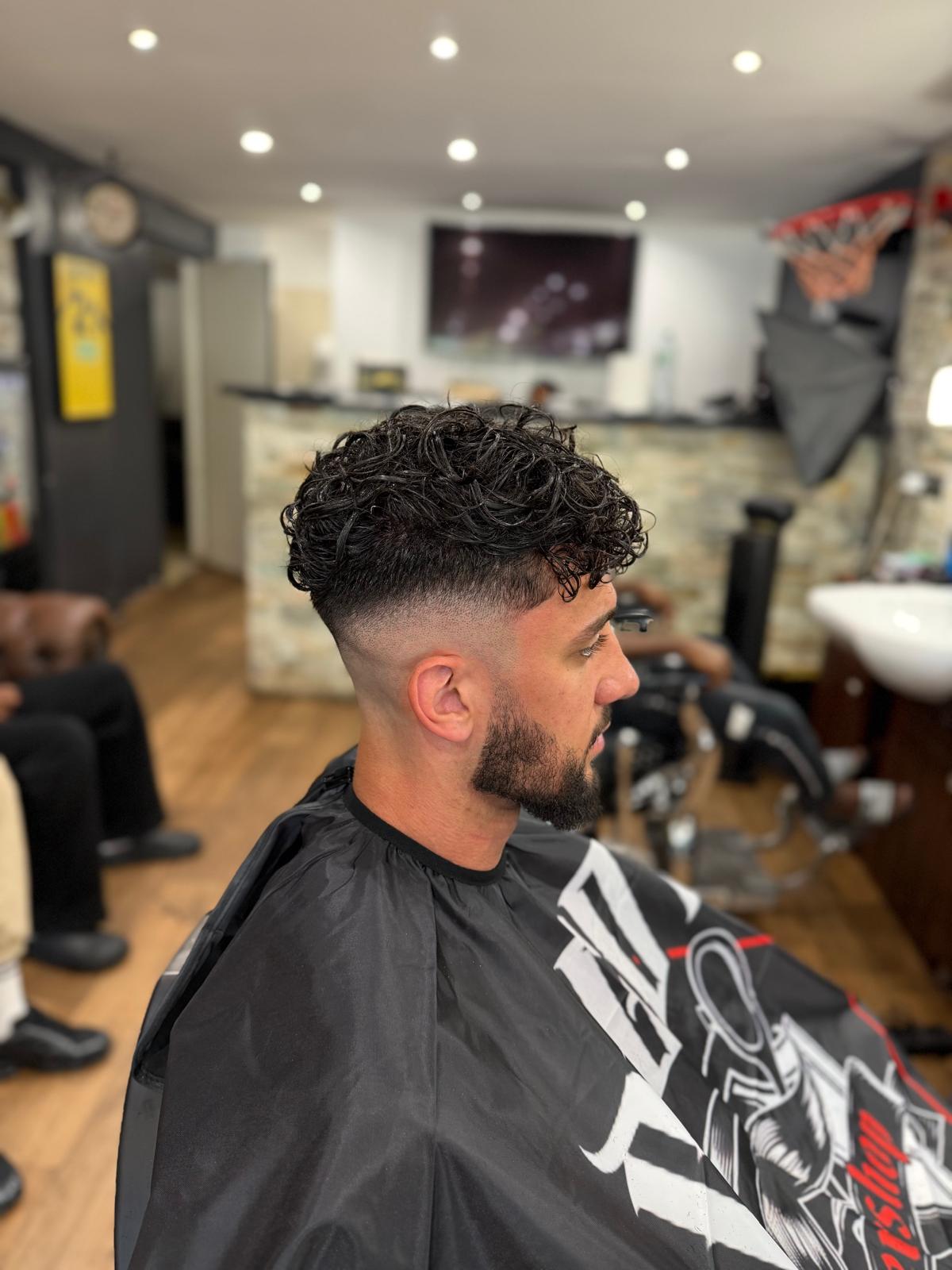 Dégradé bouclé avec barbe soignée
