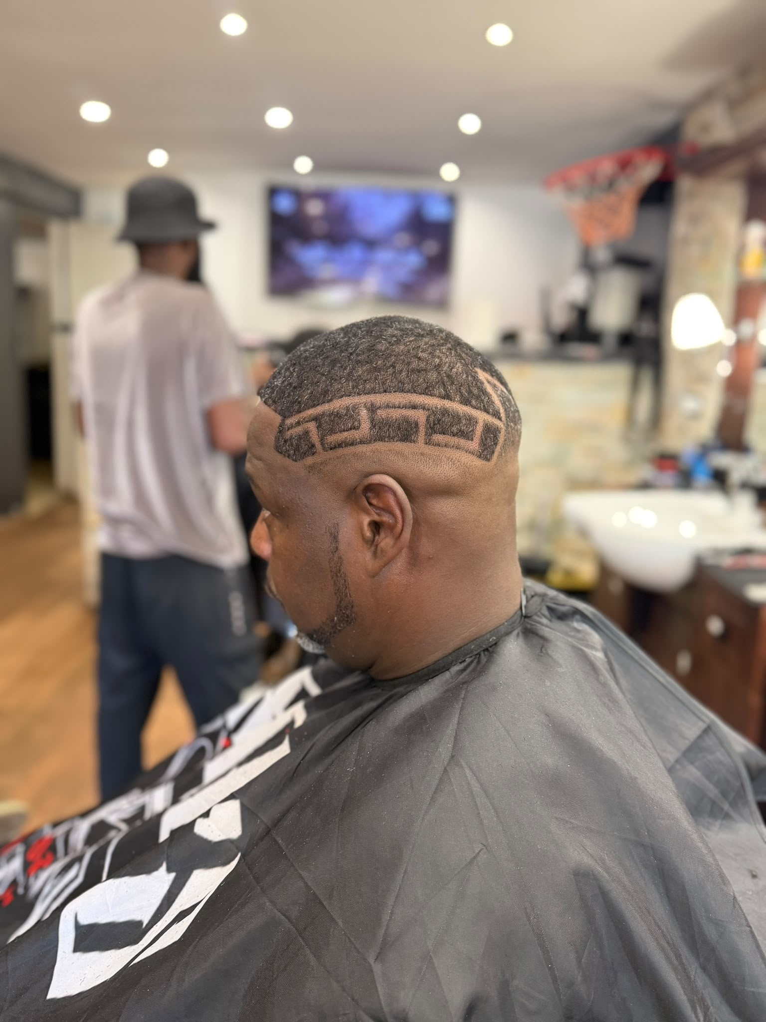 Coupe créative avec motif tracé