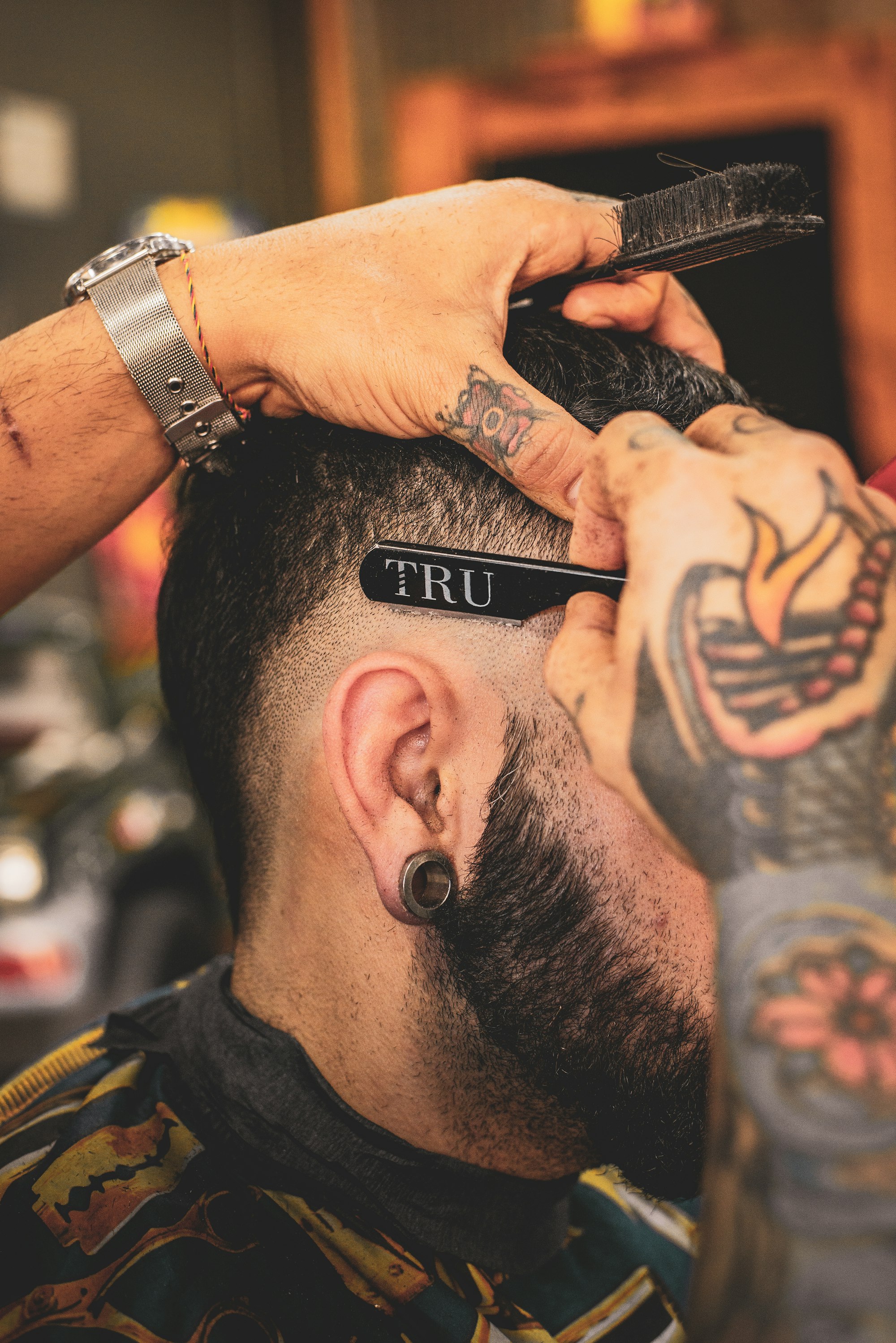 Diego réalisant un skin fade au salon de Créteil